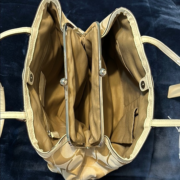 Coach Cream Shoulder Bag with Patterned Design and White Handles - Picture 4 of 10